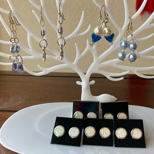 These are dangles earrings showing you in displays. Sell In each pairs.